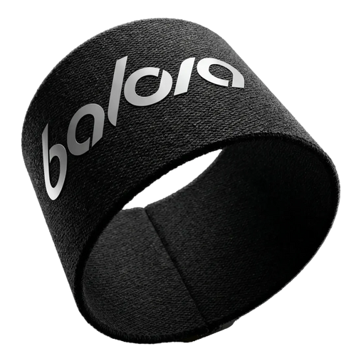 Ein schwarzes, elastisches Fussball-tape-Band von Balora Ligora, schräg positioniert auf weißem Hintergrund, mit einem silbernen, reflektierenden 'balora'-Logo-Aufdruck. Die gewebte Textur des Materials ist deutlich sichtbar.