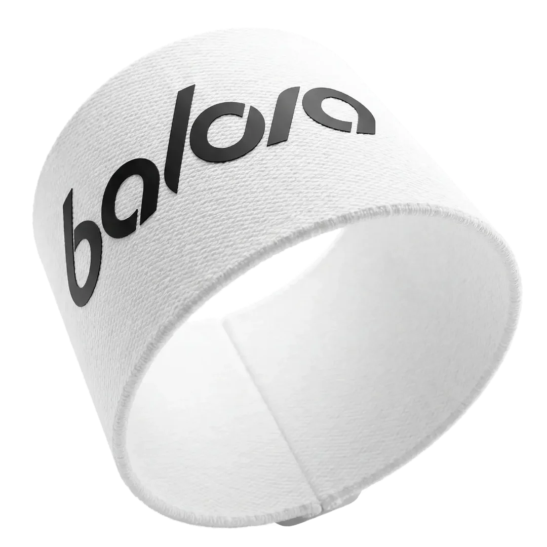 Ein weißes, elastisches Fussball-tape-Band von Balora Ligora, schräg positioniert auf weißem Hintergrund, mit einem klaren, schwarzen 'balora'-Logo-Aufdruck. Die gewebte Textur des Materials ist deutlich sichtbar.